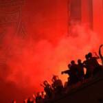 Liverpool fans aglomerate to celebrate Premier League title